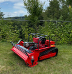 Leistungsstarker Mulcher auf Rasenfläche, moderne Maschinentechnik für Landschaftspflege