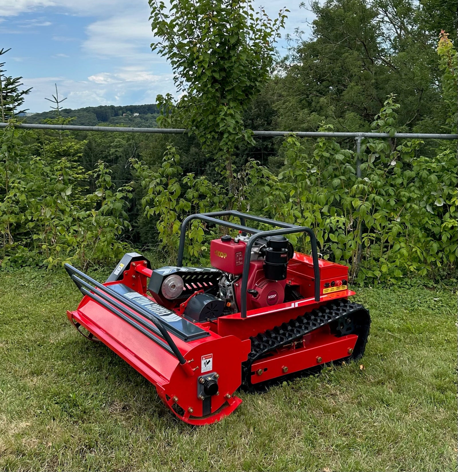 Leistungsstarker Mulcher auf Rasenfläche, moderne Maschinentechnik für Landschaftspflege
