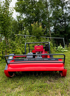 Leistungsstarker Mulcher auf Rasenfläche, rote Maschine, Maschinentechnik für Gartenarbeit